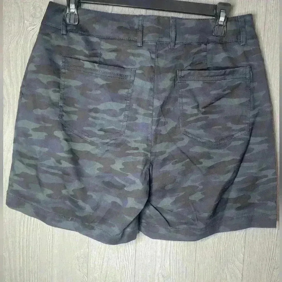 Land N Sea women's camo shorts. Size 8 - Picture 4 of 4